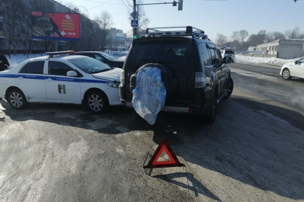 В Хабаровске внедорожник врезался в машину ДПС | АиФ Хабаровск