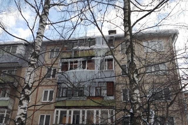 Должны ли жители самостоятельно чистить от снега козырьки своих балконов?