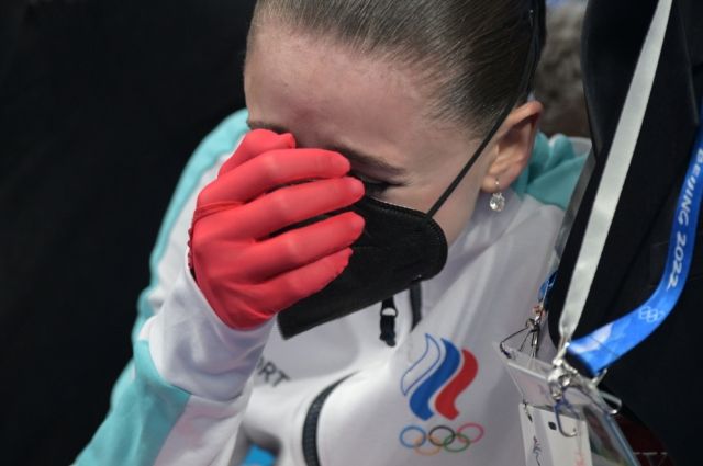 Российская спортсменка Камила Валиева плачет после выступления в произвольной программе женского одиночного катания на соревнованиях по фигурному катанию на XXIV зимних Олимпийских играх в Пекине. 17.02.2022