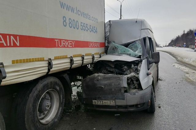 В Чебоксарах пассажирка маршрутки пострадала в ДТП с грузовиком