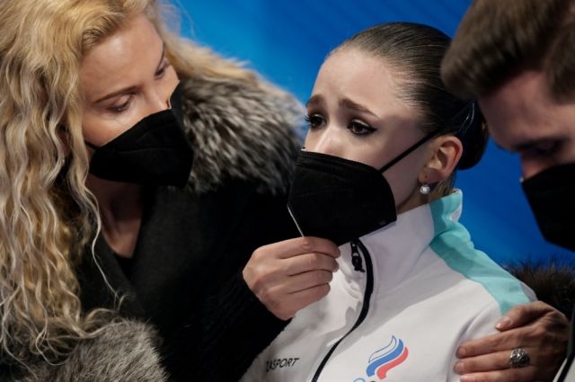 Российская спортсменка Камила Валиева плачет, а тренеры Этери Тутберидзе и Даниил Глейхенгауз утешают ее, после выступления спортсменки в произвольной программе женского одиночного катания на соревнованиях по фигурному катанию на XXIV зимних Олимпийских играх в Пекине. 17.02.2022