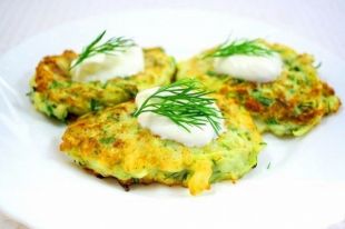 Кабачковые драники со сметаной: пошаговый рецепт приготовления.
