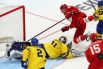 Игрок сборной России (команда ОКР) Антон Слепышев (справа) забрасывает шайбу в ворота сборной Швеции в полуфинальном матче по хоккею среди мужчин между сборными командами России (ОКР) и Швеции на XXIV зимних Олимпийских играх