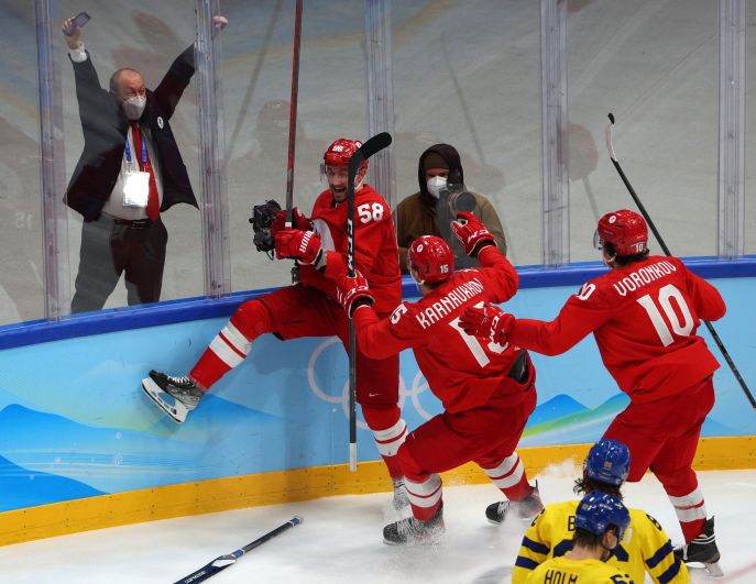 Игроки сборной России (команда ОКР) радуются заброшенной шайбе в полуфинальном матче по хоккею среди мужчин между сборными командами России (ОКР) и Швеции на XXIV зимних Олимпийских играх