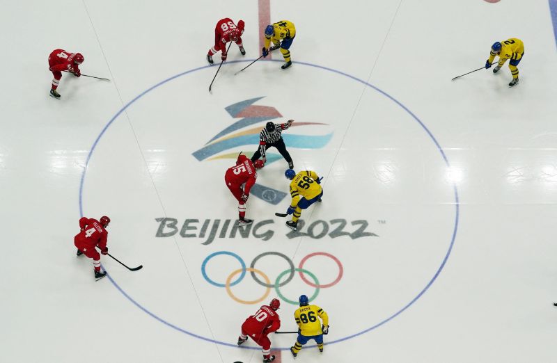 Во время полуфинального матча по хоккею среди мужчин между сборными командами России (ОКР) и Швеции на XXIV зимних Олимпийских играх