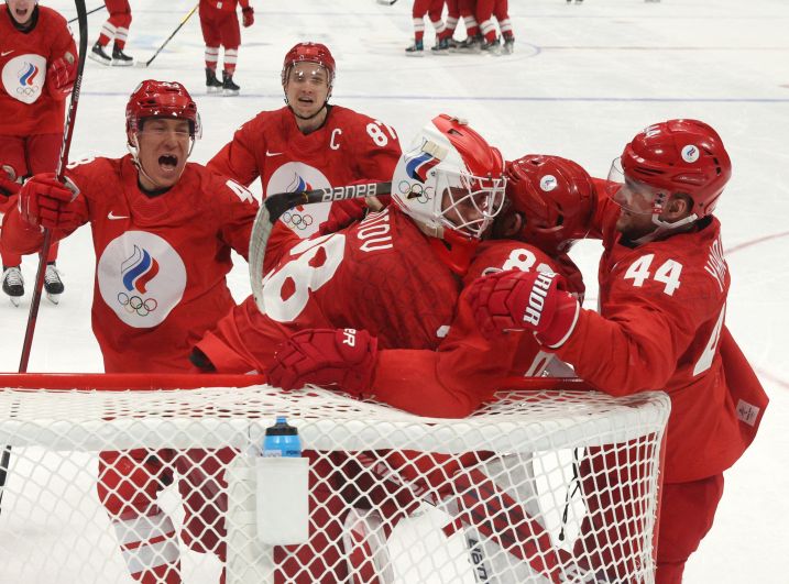 Игроки сборной России (команда ОКР) радуются победе в полуфинальном матче по хоккею среди мужчин между сборными командами России (ОКР) и Швеции на XXIV зимних Олимпийских играх