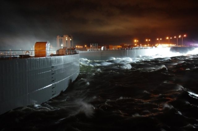 Петербургская дамба предотвратила первое в этом году наводнение