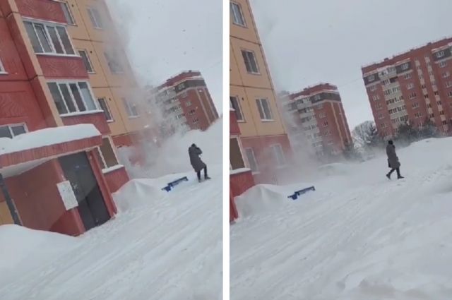 На кадрах видно, как рабочий скидывает с фасада здания снег, а мимо идет девушка. 