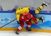 Игрок сборной России (команда ОКР) Егор Яковлев и игрок сборной Швеции Густав Рюдаль в полуфинальном матче по хоккею среди мужчин между сборными командами России (ОКР) и Швеции на XXIV зимних Олимпийских играх