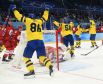 Игроки сборной Швеции радуются заброшенной шайбе в полуфинальном матче по хоккею среди мужчин между сборными командами России (ОКР) и Швеции на XXIV зимних Олимпийских играх