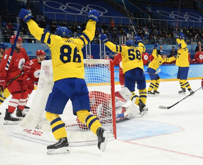 Игроки сборной Швеции радуются заброшенной шайбе в полуфинальном матче по хоккею среди мужчин между сборными командами России (ОКР) и Швеции на XXIV зимних Олимпийских играх