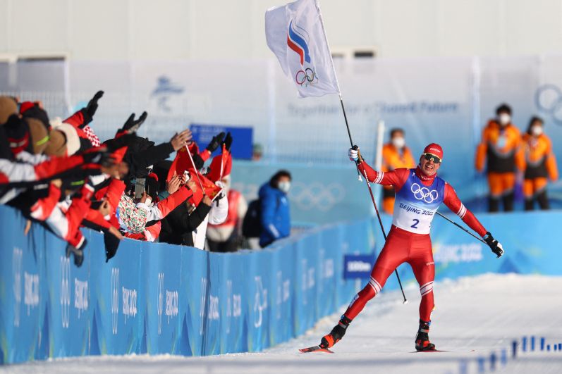 Российский спортсмен, член сборной России (команда ОКР) Александр Большунов, завоевавший золотую медаль в забеге на 2x15 км скиатлона во время соревнований по лыжным гонкам среди мужчин на XXIV зимних Олимпийских играх