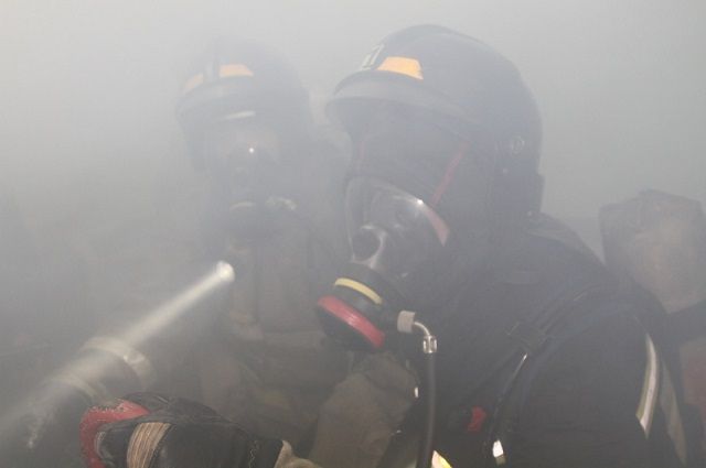 Камчатские пожарные на руках вытащили мужчину из горящей квартиры
