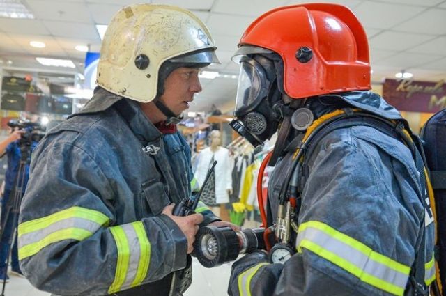 В Рязани 30 спасателей и 12 пожарных машин проводят учения в ТРЦ «Премьер»