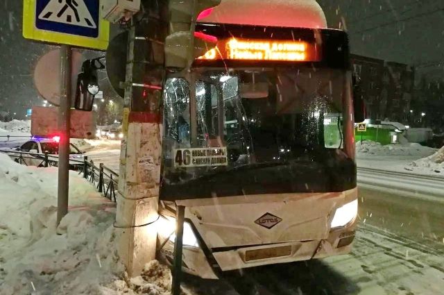 В Чебоксарах пассажирский автобус врезался в столб: пострадали трое