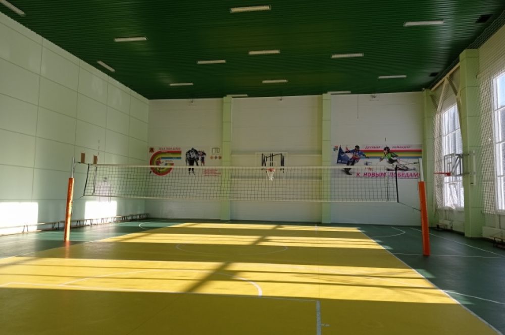 Спортивный зал, где можно играть в волейбол и баскетбол