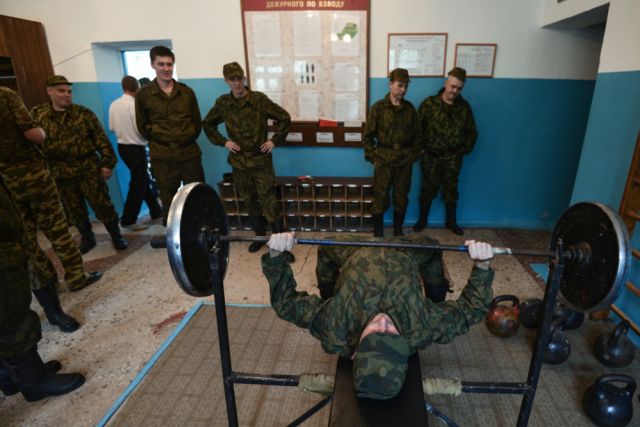 Военнослужащие запаса, призванные для прохождения военных сборов, в казарме базы хранения, ремонта и восстановления военной техники в городе Новосибирске.