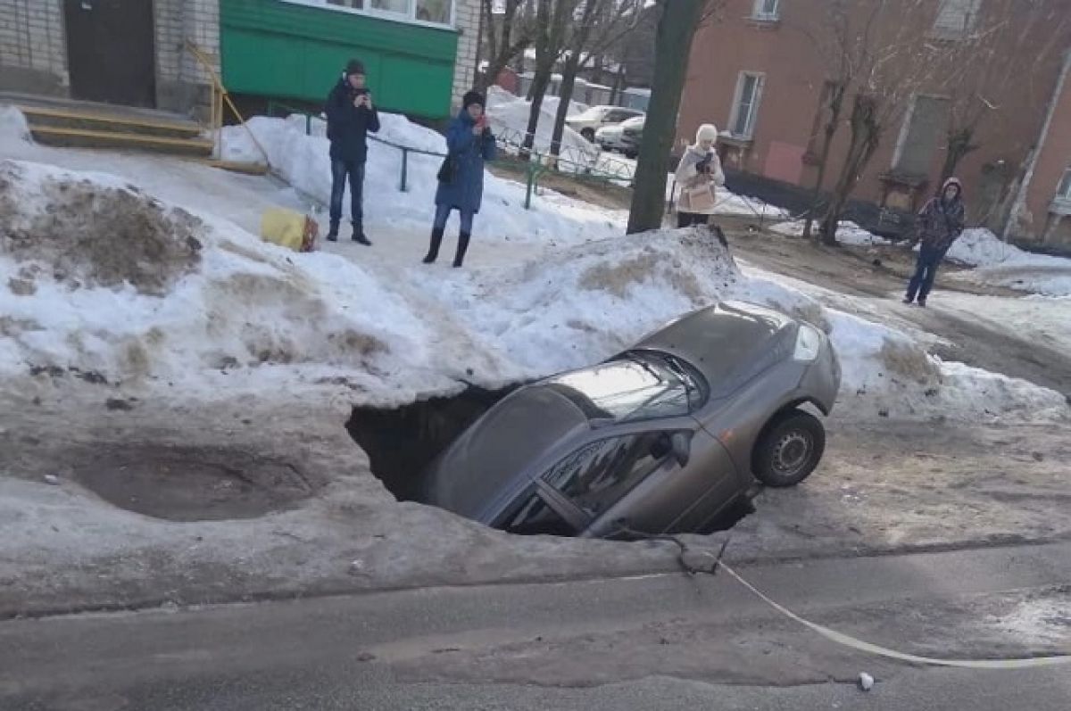 В Муроме легковушка провалилась под растаявший асфальт | АиФ Владимир