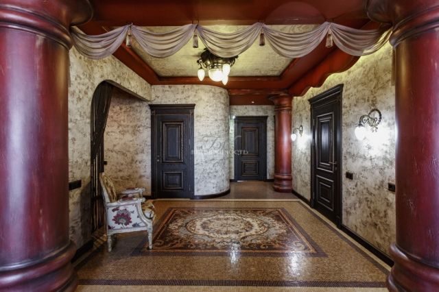 В Новосибирске продают квартиру в античном стиле за 23 млн рублей