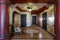 В центре Новосибирска выставили на продажу элитную 3-комнатную квартиру в античном стиле. 