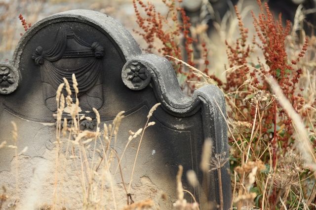 В Рязани 46-летнюю женщину нашли повешенной на кладбище возле креста