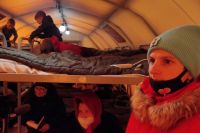 Беженцы из Донецкой народной республики на границе с Россией.