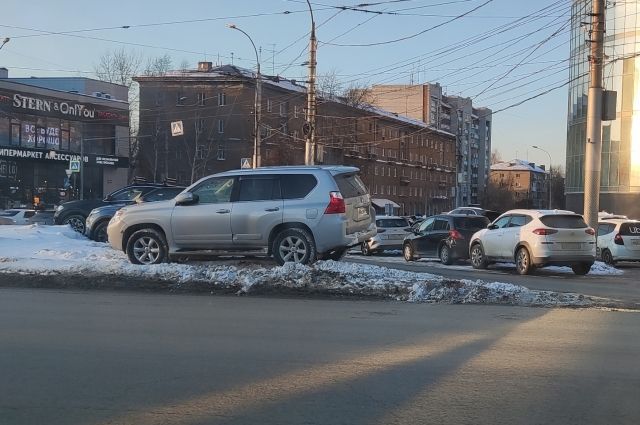 Водители внедорожников устроили парковку на газоне у ТРЦ «Галерея» в Новосибирске, на это пожаловались очевидцы в соцсетях.