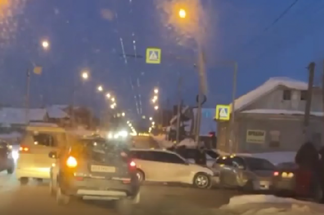 В Новосибирске три автомобиля попали в ДТП на перекрестке