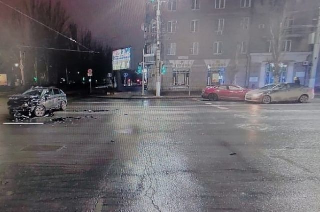 Водитель электрокара Tesla стал причиной ночного массового ДТП В Волгограде