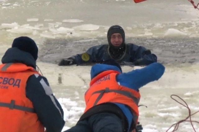 Пожарные Рыбинска спасли тонущего мужчину