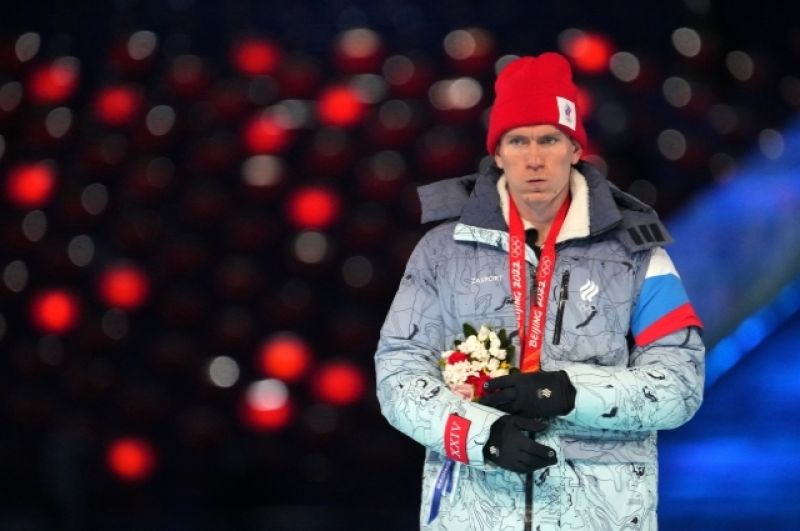 Российский спортсмен, член сборной России (команда ОКР) Александр Большунов, завоевавший золотую медаль лыжного масс-старта на 30 км среди мужчин, во время награждения в рамках церемонии закрытия XXIV зимних Олимпийских игр в Пекине