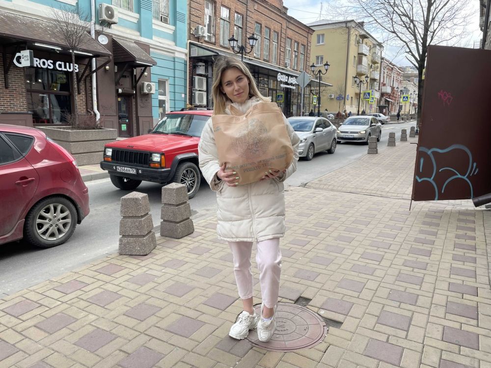 Ростовчанка Виктория везёт продукты в пункт приема помощи для беженцев 
