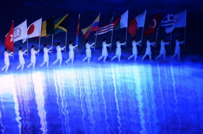 Знаменосцы на церемонии закрытия XXIV зимних Олимпийских игр в Пекине