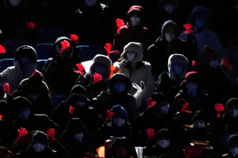 Зрители на Национальном стадионе перед началом церемонии закрытия XXIV зимних Олимпийских игр в Пекине