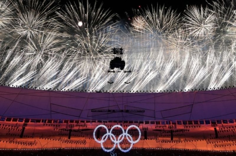 Фейерверк на церемонии закрытия XXIV зимних Олимпийских игр в Пекине