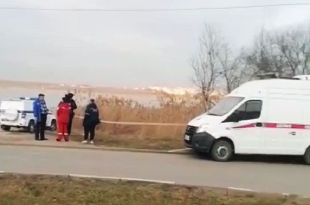 Дети нашли повешенного мужчину на берегу озера в Будённовске