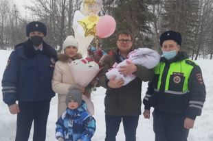 В Прикамье полицейские с «мигалками» сопроводили беременную в роддом