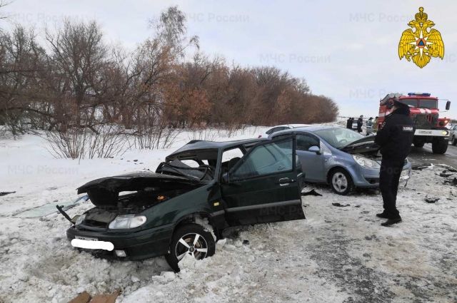 На 265-ом километре трассы Бугульма-Уральск в столкновении трех автомобилей пострадали двое мужчин.