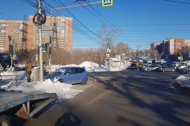 Подросток попал в больницу после тройного ДТП с автобусом в Новосибирске