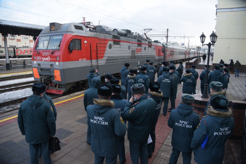Сотрудники МЧС РФ, встречающие поезд с жителями Донбасса, прибывший на железнодорожный вокзал Воронеж-1