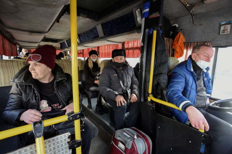 Жители Донбасса в автобусе на территории железнодорожного вокзала Воронеж-1
