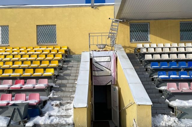 Сотрудник стадиона в Чебоксарах скончался при падении во время уборки снега