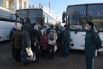 Жители Донбасса у автобусов, на которых беженцев отвезут в пункты временного пребывания