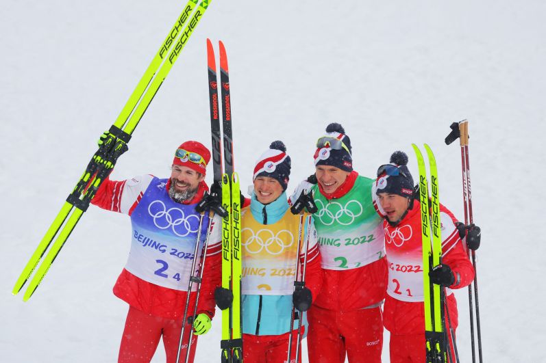 Российские спортсмены, члены сборной России (команда ОКР) Сергей Устюгов, Денис Спицов, Александр Большунов и Алексей Червоткин (слева направо), завоевавшие золотые медали в эстафете 4x10 км среди мужчин в соревнованиях по лыжным гонкам на XXIV зимних Олимпийских играх