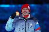 Российский спортсмен, член сборной России (команда ОКР) Александр Большунов, завоевавший золотую медаль лыжного масс-старта на 30 км среди мужчин, во время награждения в рамках церемонии закрытия XXIV зимних Олимпийских игр в Пекине