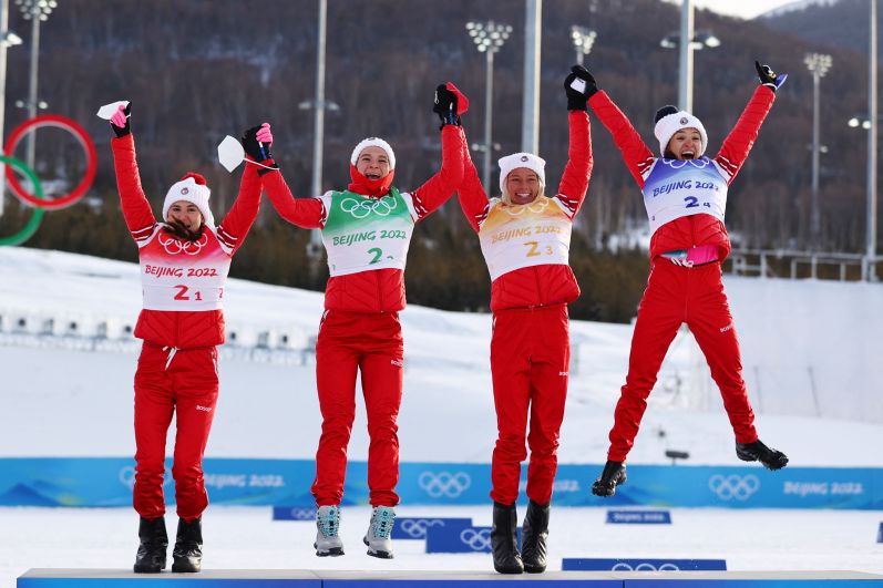 Российские спортсменки, члены сборной России (команда ОКР) Юлия Ступак, Наталья Непряева, Татьяна Сорина и Вероника Степанова, завоевавшие золотые медали в эстафетной лыжной гонке 4 х 5 км среди женщин на XXIV зимних Олимпийских играх 2022, на цветочной церемонии