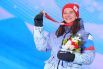 Российская спортсменка, член сборной России (команда ОКР) Наталья Непряева, завоевавшая серебряную медаль в забеге на дистанции 2x7,5 км скиатлона во время соревнований по лыжным гонкам среди женщин на XXIV зимних Олимпийских играх 2022, на церемонии награждения