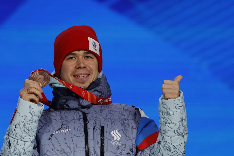 Российский спортсмен, член сборной России (команда ОКР) Семён Елистратов, завоевавший бронзовую медаль в соревнованиях по шорт-треку в забеге на 1500 метров среди мужчин на XXIV зимних Олимпийских играх в Пекине, на церемонии награждения