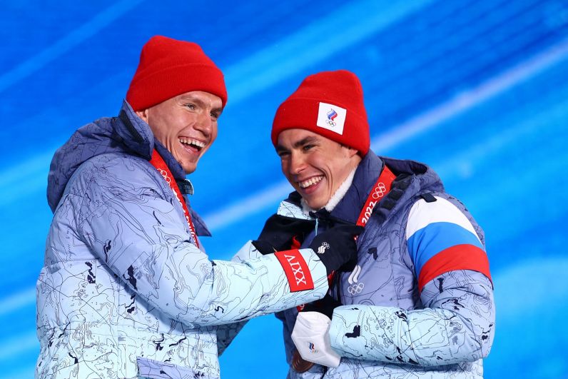 Российские спортсмены, члены сборной России (команда ОКР) Александр Большунов и Александр Терентьев, завоевавшие бронзовые медали в финале командного спринта среди мужчин в соревнованиях по лыжным гонкам на XXIV зимних Олимпийских играх в Пекине, на церемонии награждения