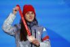Российская спортсменка, член сборной России (команда ОКР) Ангелина Голикова, завоевавшая бронзовую медаль в забеге на 500 метров среди женщин соревнований по конькобежному спорту на XXIV зимних Олимпийских играх в Пекине, на церемонии награждения